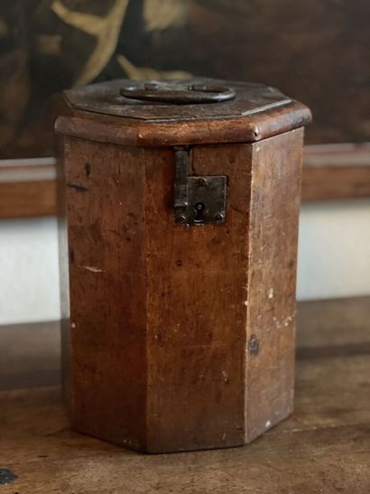 null Octagonal walnut tea box, pewter interior, old iron trim.
18th century
Height...