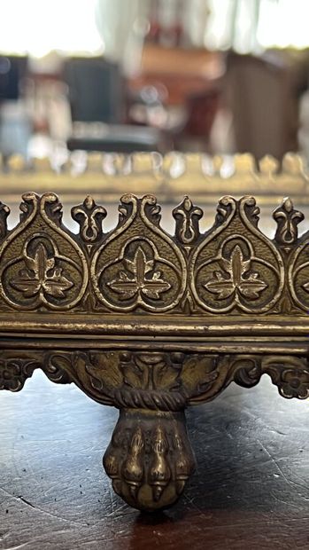 null Centre de table ovale en bronze doré et ciselé à frise 
néogothique, base miroir,...