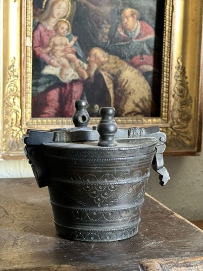 null Stack of weights in bronze
18th century
Height : 8,5 cm

Provenance : An apartment...