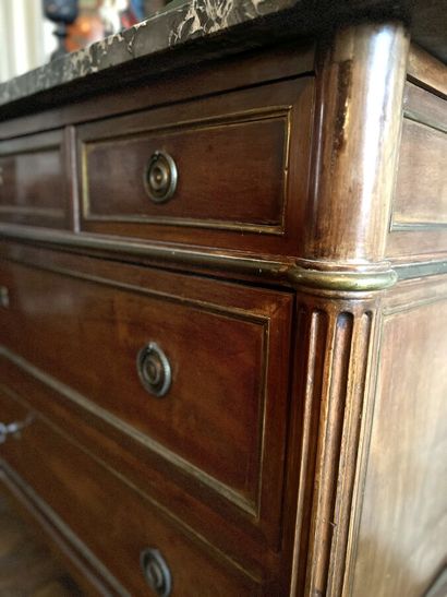 null Mahogany and mahogany veneer chest of drawers opening to three drawers (accidents...