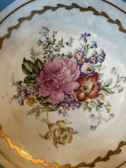 null Hollow dish in porcelain of Paris with polychrome and gilded decoration of flowers.
19th...