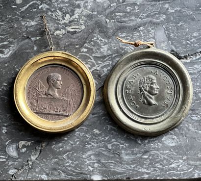 null Médaille Bonaparte 1er Consul en plomb et carton dans un cadre en cuivre. (Déformations...