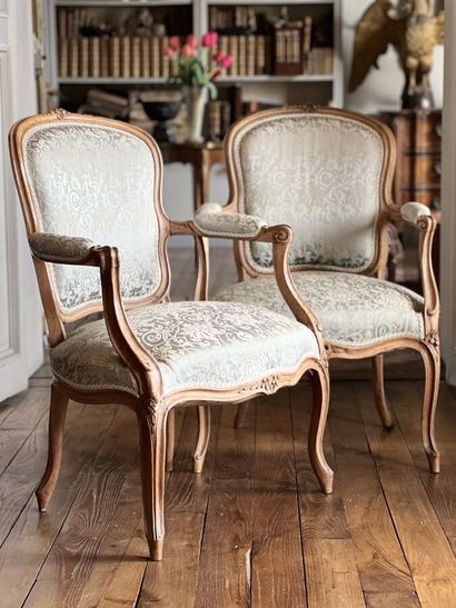null Two cabriolets armchairs forming a pair in carved and molded natural wood (accidents...