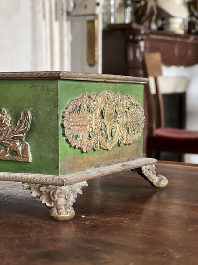 null Rectangular inkwell in varnished and green lacquered bronze decorated with cherubs...