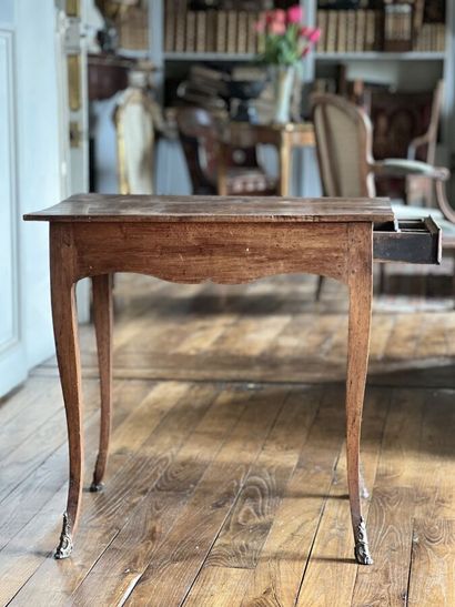 null Natural wood writing table, side drawer forming an inkwell, curved legs (cracked...
