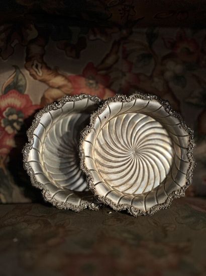 null Pair of silver coasters with rocaille and twisted gadroon decoration.
Minerve...
