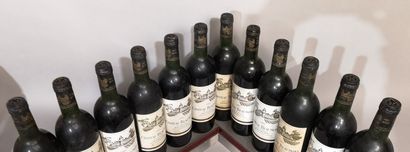 null 12 bouteilles Château BEAUMONT - Haut Médoc 1983 Étiquettes légèrement tachées....
