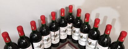 null 12 bouteilles Château LA BECASSE - Pauillac 1982 Étiquettes légèrement tachées....