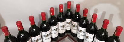 null 12 bouteilles Château LA BECASSE - Pauillac 1982 Étiquettes légèrement tachées....