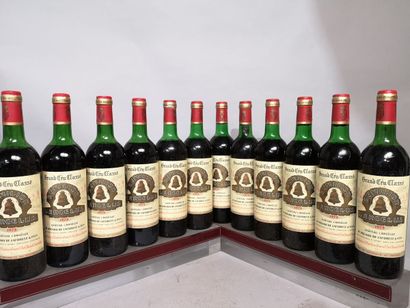 null 12 bouteilles Château ANGELUS - 1er Gc Saint Emilion 1975 En caisse bois.Niveaux...