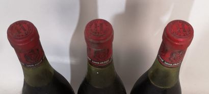 null 3 bouteilles MUSIGNY Grand Cru - Louis JADOT 1967 Étiquettes légèrement tachées....