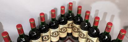 null 12 bouteilles Château ANGELUS - 1er Gc Saint Emilion 1975 En caisse bois.4 légèrement...