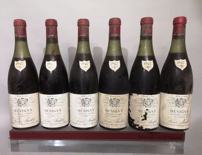 null 6 bouteilles MUSIGNY Grand Cru - Louis JADOT 1967 Etiquettes légèrement tachées,...