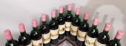 null 12 bouteilles VIEUX CHÂTEAU CERTAN - Pomerol 1978 En caisse bois.Niveau haute...
