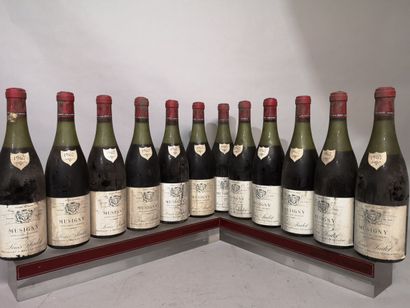 null 12 bouteilles MUSIGNY Grand Cru - Louis JADOT 1967 Étiquettes légèrement tachées....
