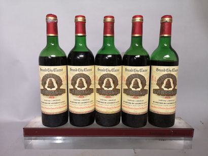 null 5 bouteilles Château ANGELUS - 1er Gc Saint Emilion 1975 1 mi-épaule et 4 basses....