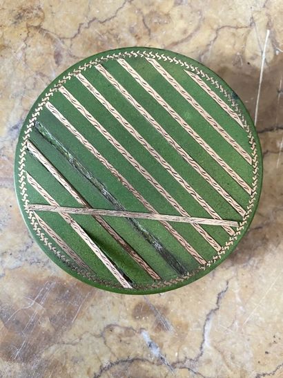 null Boîte circulaire en écaille vernie vert à décor de filets d'or et pomponne gravés...