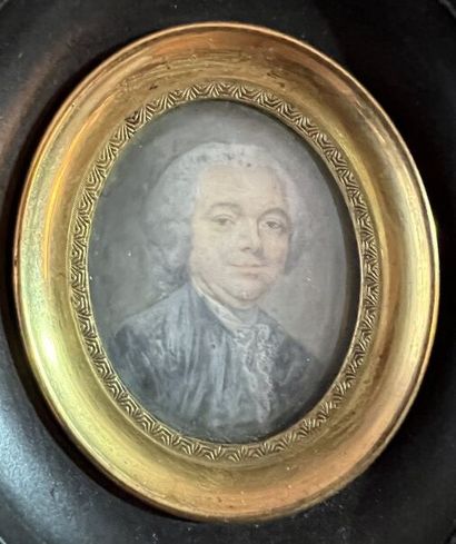 null Ecole FRANCAISE de la fin du XVIIIe siècle
Portrait en miniature ovale d'homme...