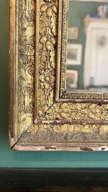null Miroir rectangulaire en bois et stuc doré à riche décor de glands, feuillages...