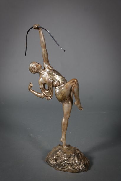 null Pierre LE FAGUAYS (1892-1962) 
Diane chasseresse
Bronze à patine argentée. Fonte...
