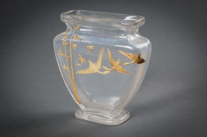 null Vase en cristal décoré de grues et de bambous. Début du XXe siècle.(Usures)
Hauteur:...