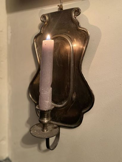 null Paire de plaques de lumière en métal argenté oxydé à un bras ovale légèrement...