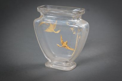 null Vase en cristal décoré de grues et de bambous. Début du XXe siècle.(Usures)
Hauteur:...