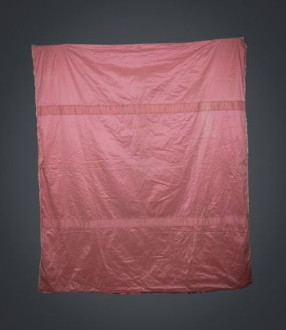 Draps de soie rose (usures)
195 x 227 cm