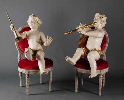 Deux putti musiciens en bois sculpté et relaqué...