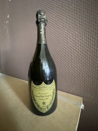 Une bouteille de champagne Dom Pérignon cuvée...