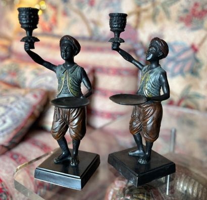 Deux bougeoirs serviteurs Maures en bronze...