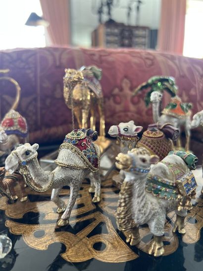 Lot of camel statuettes and trinkets

Provenance:...