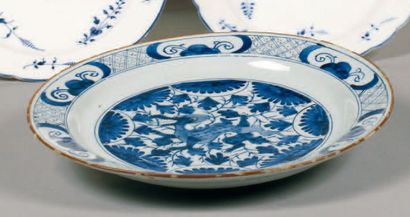 null DELFT. Plat rond en faïence à décor en camaïeu bleu dans le goût chinois d'un...