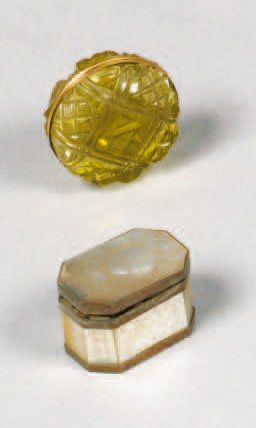 null Deux petites boîtes, l'une ronde en cristal taillé jaune (accidents), l'autre...