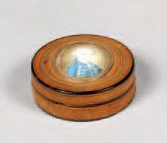 null Petite boîte ronde en bois incrusté de filets et ornée d'une miniature ovale...