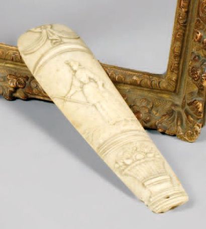 null Plaque de râpe à tabac en ivoire sculpté en bas-relief d'une femme "à la Fontanges"...