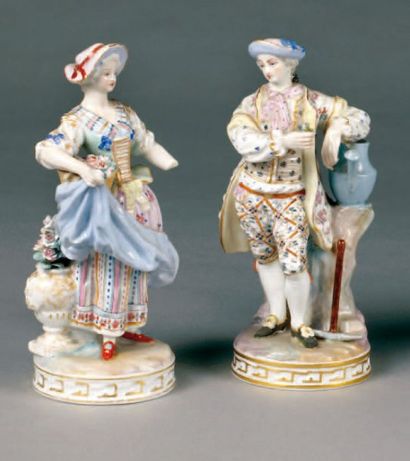 null SAXE. Paire de statuettes en porcelaine polychrome et or représentant un couple...