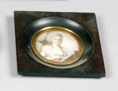 null Miniature ronde en grisaille. Portrait d'une jeune femme écrivant Angleterre,...