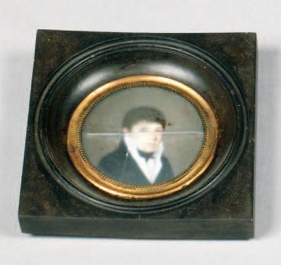 null Miniature ronde. Portrait de jeune homme Vers 1820. (Accident au verre). Diamètre...