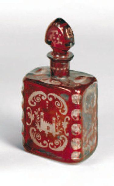 null Flacon et son bouchon en cristal de Bohême teinté rouge à décor gravé d'un château...