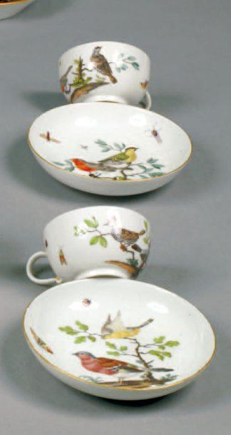 null MEISSEN Deux tasses et deux sous-tasses en porcelaine à décor polychrome d'oiseaux...