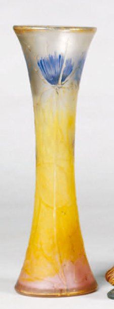 null DAUM NANCY. Vase cornet en verre marbré opalescent jaune et rose à décor dégagé...