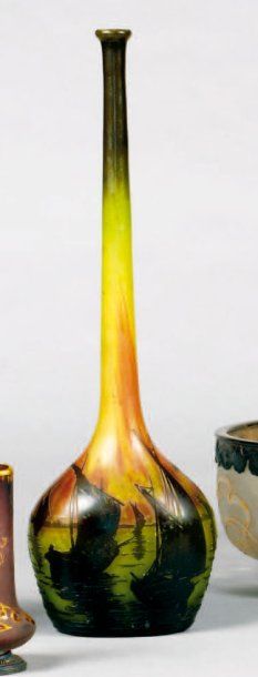 null DAUM NANCY. Vase à long col en verre marbré jaune et vert à décor dégagé à décor...