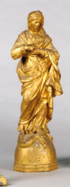 null Statuette en bois sculpté et redoré représentant la Vierge écrasant le serpent....