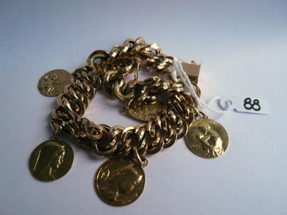 null Bracelet en or jaune à maillons doubles retenant cinq médailles. (usure) Long:...