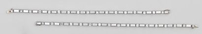 null Collier en platine articulé de baguettes unies entrecoupées de 34 diamants demi...