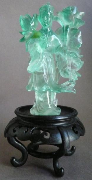 null Statuette en fluorite verte représentant une jeune femme tenant des branches...