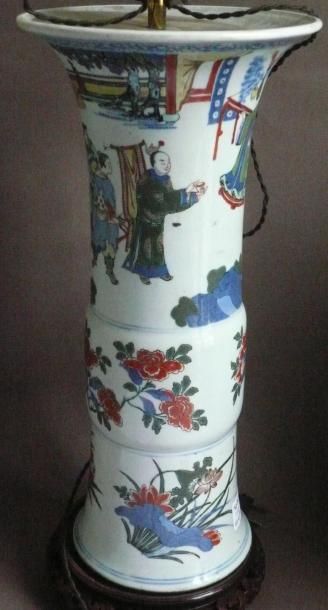 null Vase cornet en porcelaine Wucai, monté en lampe. Chine, XXe siècle. H: 41 c...