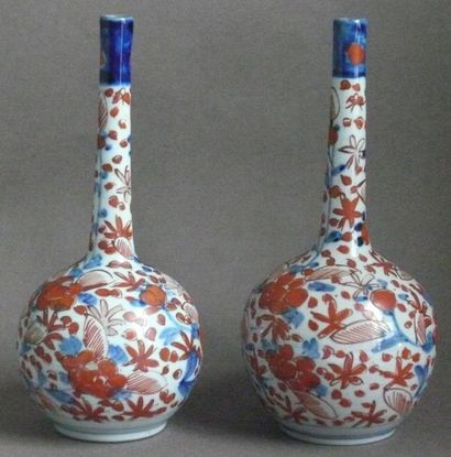 null Paire de vases bouteille en porcelaine à décor Imari. Japon, XIXe siècle. H:...