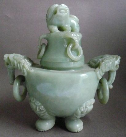 null Brûle-parfum en jadéite. Chine, XXe siècle. H: 22 cm L: 21 cm